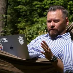 Krzysztof Stanowski sprawdzi, czy Natalia Janoszek jest znana w Indiach. Poleciał do Mumbaju