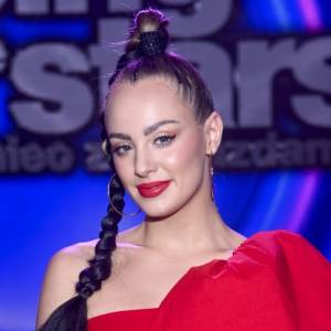 Wiktoria Gąsiewska namiętnie całuje filmowego partnera. To aktor znany serialowej publiczności. Tak gwiazda "Rodzinki.pl" zaprasza do kin [WIDEO]