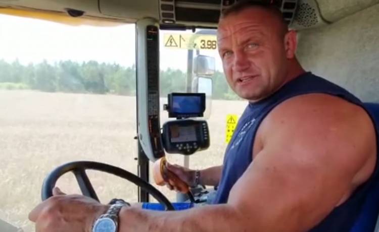 Mariusz Pudzianowski zamiast wakacji ma żniwa. Strongman nagrał filmik z kombajnu