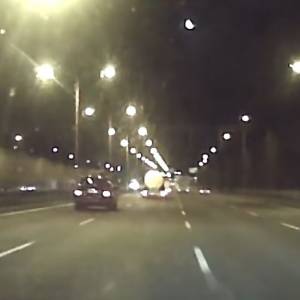 Samochód z impetem wbił się w cysternę! Osobówka rozleciała się na kawałki! [WIDEO]