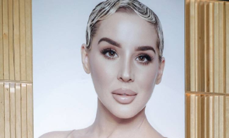 Lil Masti pokazała nagie ciało i zapozowała w sianie. Jest w 9. miesiącu ciąży [FOTO]   