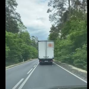 Obywatelskie zatrzymanie kierowcy ciężarówki. Świadek relacjonuje: "Uciekające z drogi auta nie zrobiły wrażenia". Nagranie opublikowano w sieci! [WIDEO]