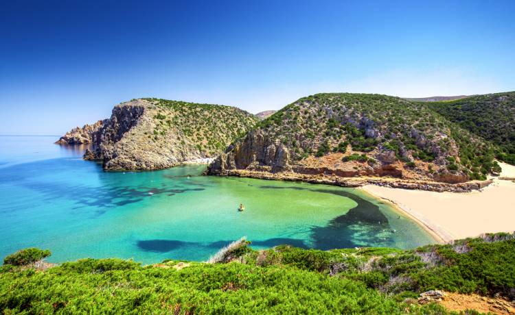 Władze Sardynii wprowadzają bilety dla plażowiczów i możliwość tylko dwóch godzin opalania!