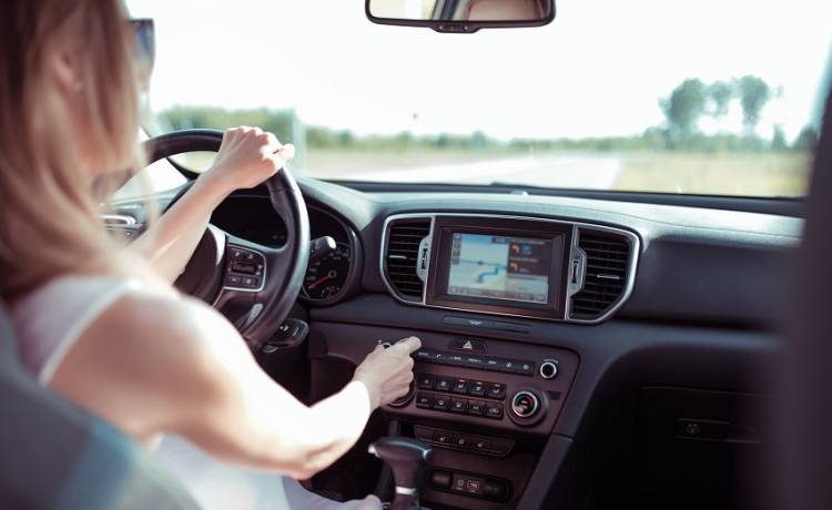 Radio w samochodzie. Czego najchętniej słuchają kierowcy? Odpowiedź przyniosą badania prowadzone w sieci!