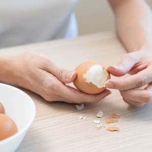 Sposób na łatwe obieranie jajek? Wystarczą dwa plasterki cytryny!