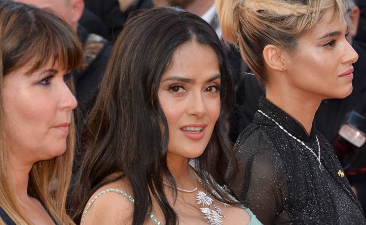 Krwista czerwień i głęboki dekolt! Salma Hayek zniewala w niezwykle kobiecej stylizacji [FOTO]
