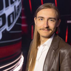 Będzie czarnym koniem „The Voice of Poland”? Widzowie już wróżą mu finał