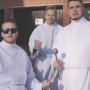 "Ona by tak chciała służyć ze mną" kolejną przeróbką popularnej piosenki! To nagranie podbija sieć [WIDEO]