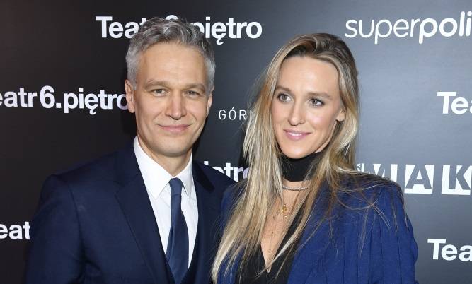 Ola Żebrowska zupełnie nago w łazience. Trzyma dziecko przy piersi. Jak "grecka bogini"