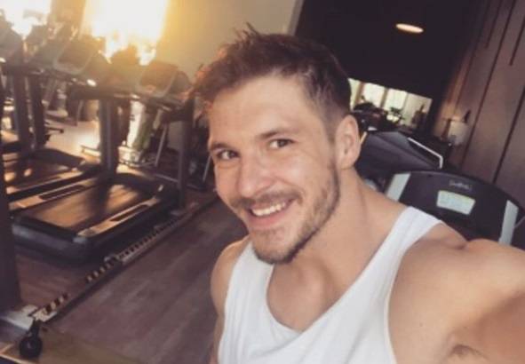 Mikołaj Roznerski rozbawił fanów zdjęciem z siłowni! Internauci komentują: "Ksiądz siłacz"