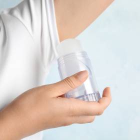 Kupujesz ten dezodorant? Ekspertka ostrzega: „niemal co drugi dzień widzę alergię”