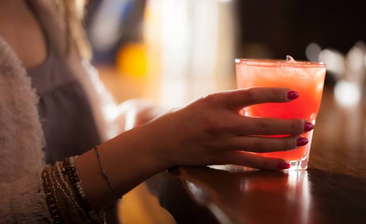 Alkohol przed snem pomaga zasnąć? Fakt czy mit?