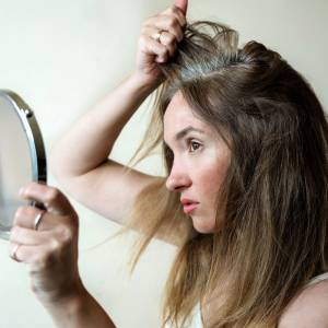 Eksperci zdradzają, jak można przywrócić kolor siwym włosom