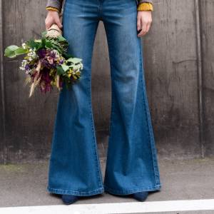 Dzwony znów na topie! Jak je nosić, by zachwycić w 2024?