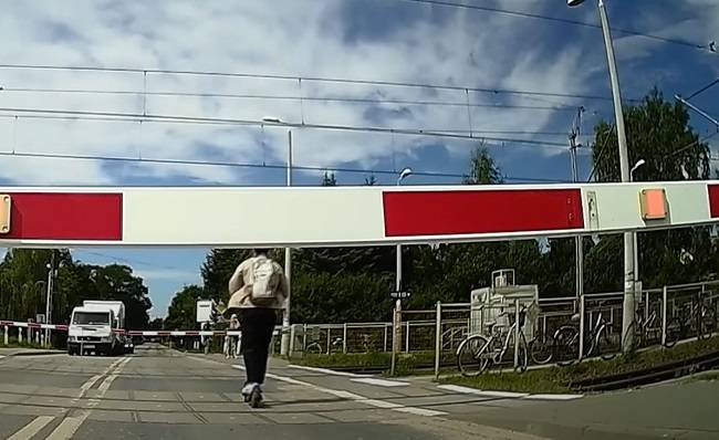Tego nigdy nie róbcie na przejeździe kolejowym! Internauci nie mają litości dla kierującego hulajnogą... [WIDEO]