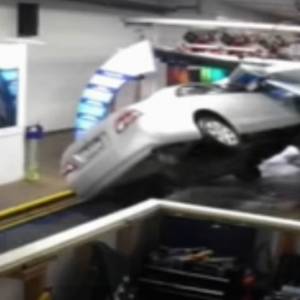 Staranował szlaban i... prawie dachował w myjni. Co tam się stało?! [WIDEO]