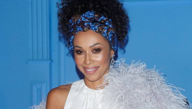 Omenaa Mensah w stroju kąpielowym. Prezenterka zapozowała z mężem  