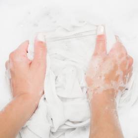 Co dodać do prania firanek, żeby były białe? Wystarczy jeden kosmetyk