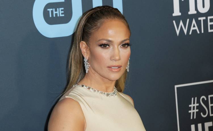 Jennifer Lopez zachwyca w białej sukni od Ralpha Laurena. Gwiazda po raz drugi powiedział Affleckowi "tak"! [ZDJĘCIA]