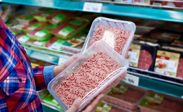 Wiele osób myje mięso mielone. To błąd?