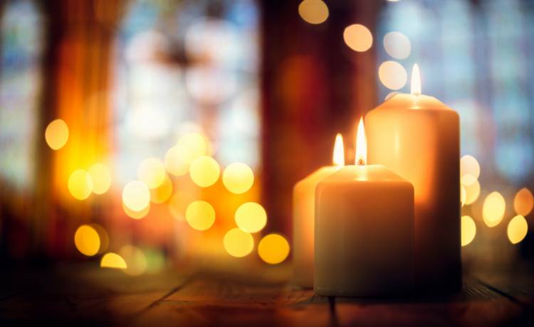 Plama z wosku na ubraniu, meblach czy nagrobku? Sprawdź, jak się jej pozbyć! To proste