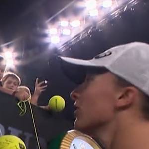 Iga Świątek musiała interweniować. Fan rzucił w nią piłką [WIDEO]