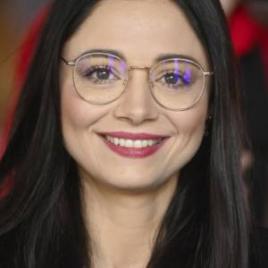 Adriana Kalska w bieli i z welonem na głowie. Na nowym zdjęciu aktorce towarzy ktoś jeszcze! Serialowi widzowie dobrze znają tę gwiazdę