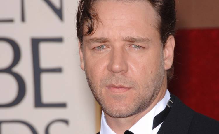Russell Crowe podzielił się druzgocącą widomością. Jego ojciec zmarł w samolocie