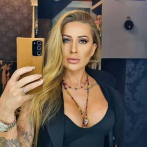 Gwiazda "Królowych życia" odważnie odsłania wdzięki. Celebrytka zachwyca fanów: "Petarda" [FOTO]