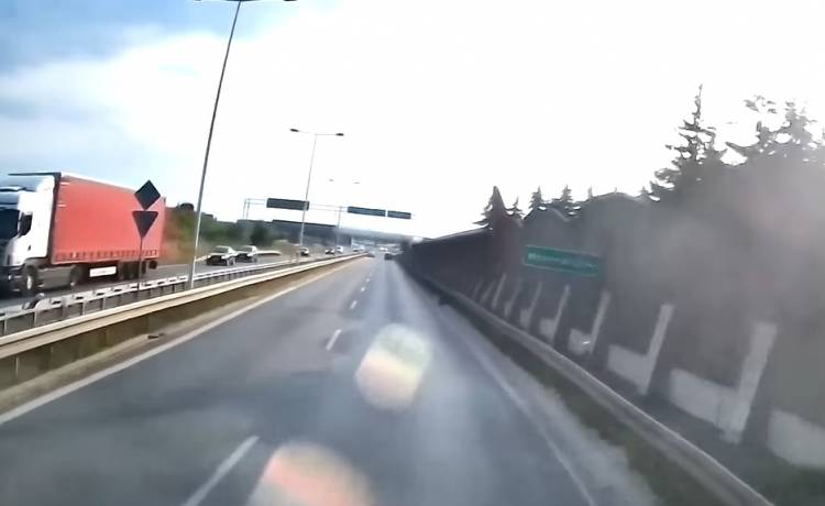 Kuriozalna sytuacja na autostradzie. Kierowcy jechali… pod prąd! [WIDEO]