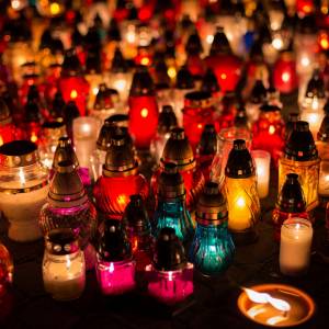 Wszystkich Świętych w liczbach. Kremacja tańsza niż tradycyjny pochówek. Ile kosztuje pogrzeb w Polsce?