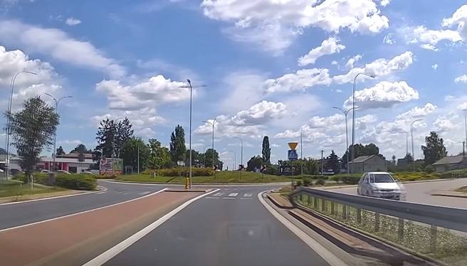 Pijany motocyklista przez rondo przejechał... prosto. "Skok przez rondo zaczyna być już naszym sportem narodowym" [WIDEO]