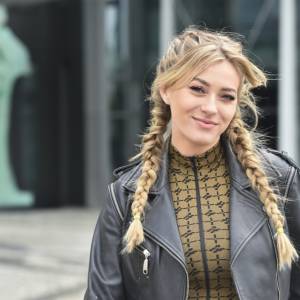 Marcelina Zawadzka eksponuje biust na śmiałych zdjęciach. Modelka kusi wdziękami w bikini