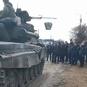 Mieszkańcy blokują rosyjski czołg i przygotowują "koktajle Mołotowa". Obywatele we wspólnej walce przeciwko Rosji [FILM]