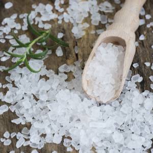 Wsypanie soli z rozmarynem do słoika to najlepszy trik! Niewielu Polaków stosuje ten sposób