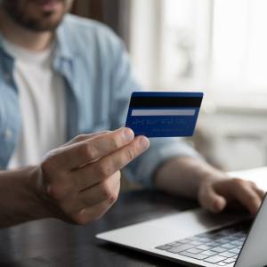 Za takie przelewy bankowe możesz ściągnąć uwagę skarbówki. Lepiej uważaj 