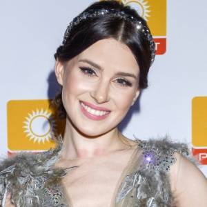 Gwiazda "365 dni" w negliżu! Materiał zsuwa się z jej ciała. Oto kulisy pracy [WIDEO]