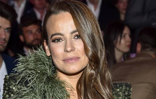 Anna Mucha opublikowała śmiałe ujęcie z łóżka. Zsuwający się z ciała stanik i intymna poza nie pozostawiają wiele wyobraźni! [FOTO]