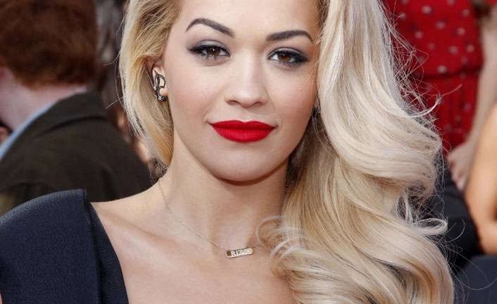 Rita Ora w zbyt małym bikini? "Ciesz się swoim życiem. Bądź dumny z siebie"