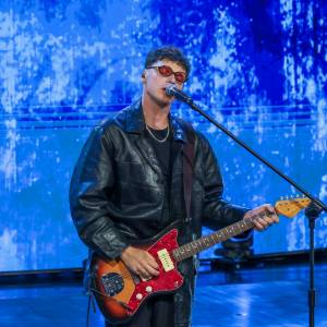 Plakat z wizerunkiem polityka na koncercie Myslovitz. Zespół zareagował wulgarnie                 