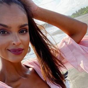 Klaudia El Dursi na gorącej fotografii prosto z łóżka. Modelka pozuje bez biustonosza 