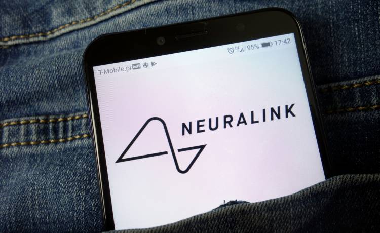 Elon Musk twierdzi, że ludzka mowa stanie się przestarzała. Proponuje chipy