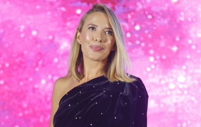 Ewa Chodakowska topless. Pod gorącym kadrem pisze: "Właśnie jestem w drodze na badania"