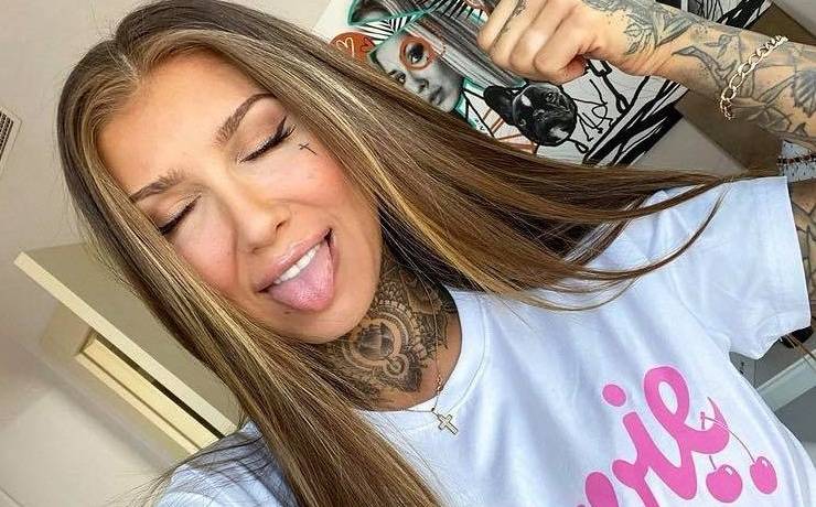 Deynn opublikowała niemal nagie zdjęcie z basenu. "O Cie Kocie, co za figura" [18+]