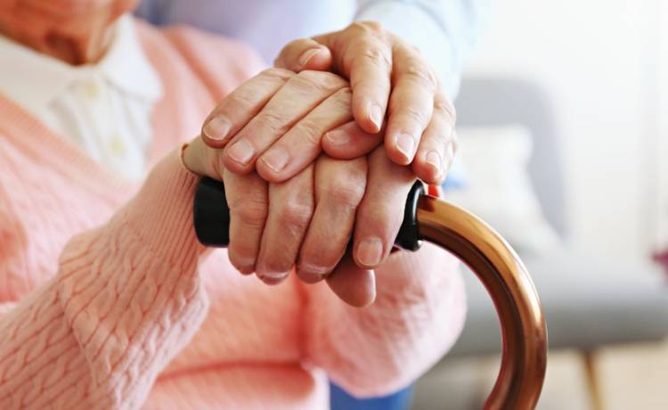 Z małą karteczką w ręce prosiła o pomoc w centrum miasta. Apel mieszkanki Krakowa poruszył internautów