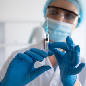 Obligatoryjne szczepienia służby zdrowia. Podjęto decyzję. Oto szczegóły…