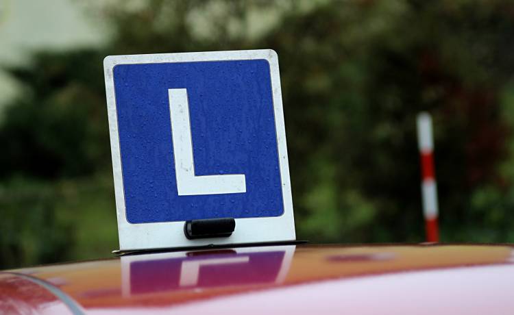 Zlekceważył opadające szlabany i utknął na przejeździe kolejowym. Zrobił to w trakcie egzaminu na prawo jazdy [WIDEO]