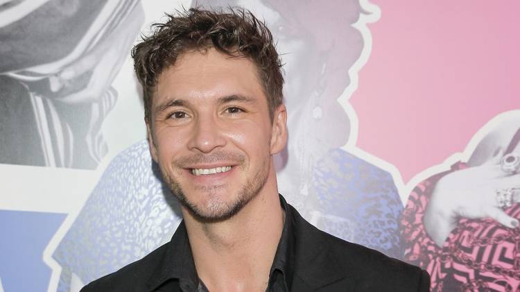 Mikołaj Roznerski, Kajra i Sławomir w "uczuciowym trójkącie"? Aktor zagrał w teledysku! [WIDEO]