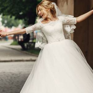 Ojciec panny młodej skradł show w czasie weselnego tańca. "Starszy pan wymiata" [WIDEO]