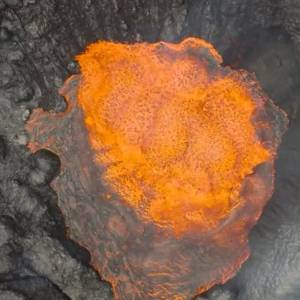 Tak wygląda erupcja wulkaniczna z góry. Wszystko zostało nagrane dronem! [WIDEO]